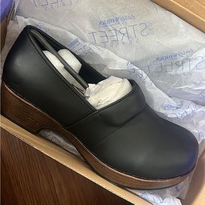 NONSLIP CLOGS